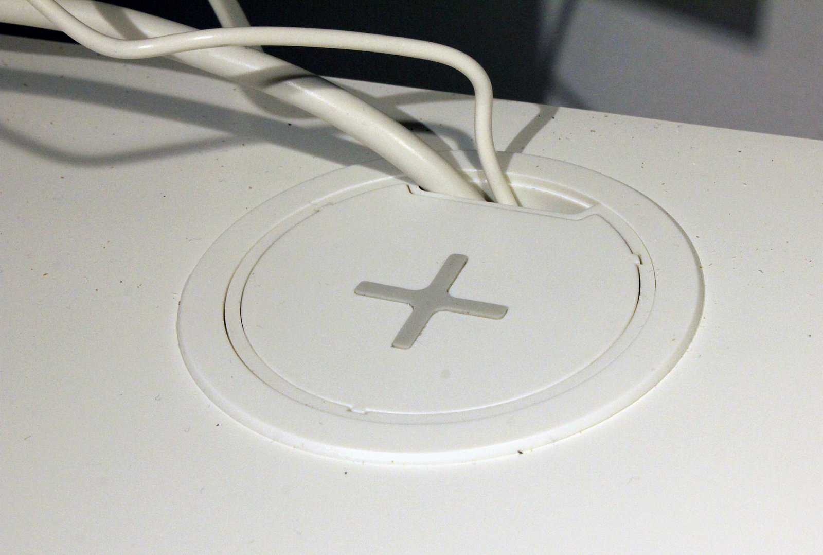 Pokud ji zacvaknete dolů, ztratíte přístup k USB, ale nic vám netrčí.