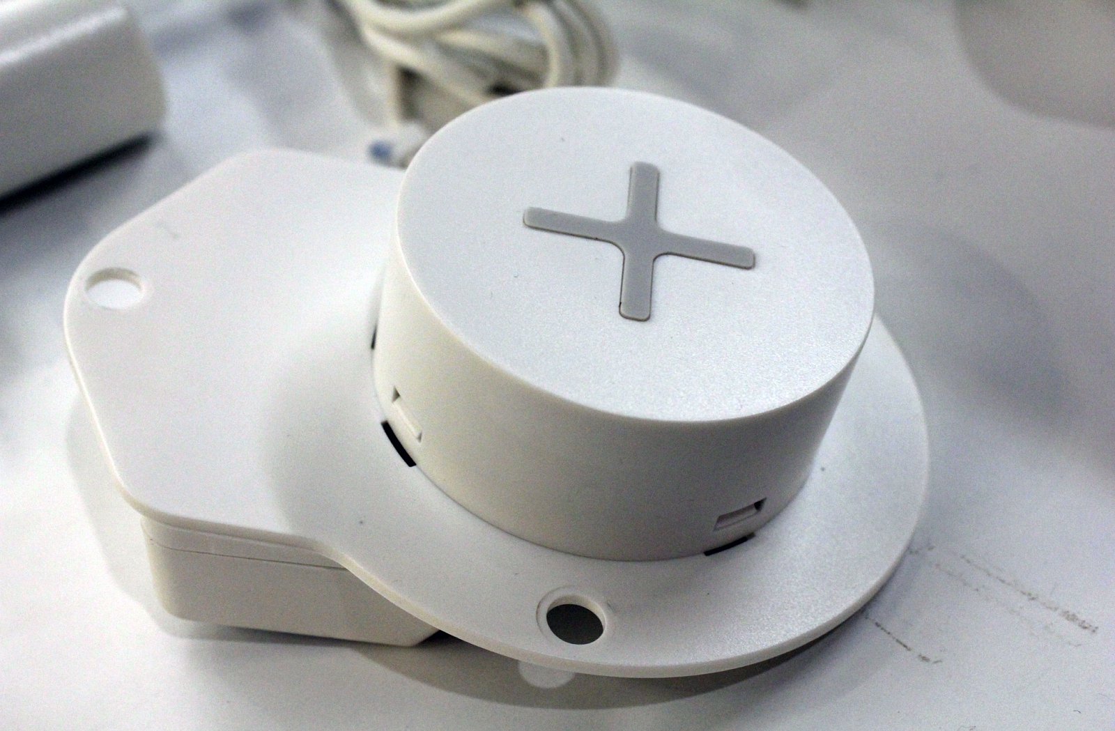 Pokud stůl díru nemá, prodá vám IKEA nástavec na vrtačku, kterým si otvor můžete sami vyvrtat.