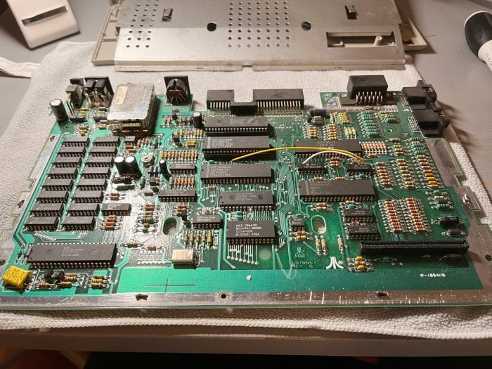 Autor: Michal Tauchman, podle licence: <a href="http://creativecommons.org/licenses/by-sa/4.0/deed.en">CC BY-SA 4.0</a> Po odstranění stínění se nám nabídne pohled na samotné srdce počítače.