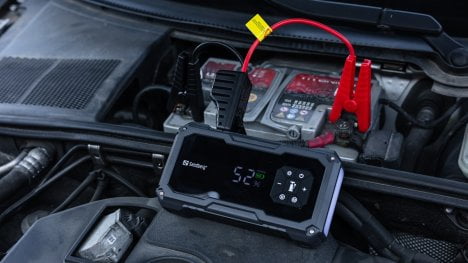 Vyzkoušeli jsme: startovací zdroj a akumulátorový kompresor v jednom Sandberg Car Jumpstarter TirePump 10000