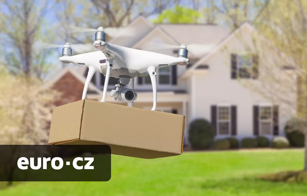 Amazon začal dodávat léky pomocí dronů. Potřebná medikace dorazí k zákazníkům na zahradu do jedné hodiny