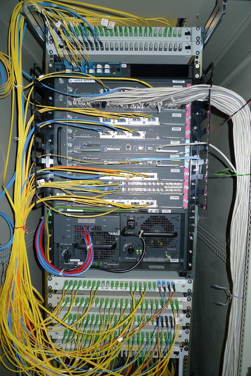 Původní přístupový bod v Sitelu, který se v současné době opouští a přechází se na nový Nexus 7710. Už zbývá jen osm sítí k přepojení.