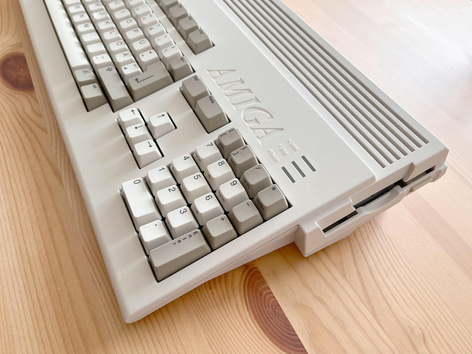 Pohled na pravou stranu zařízení.