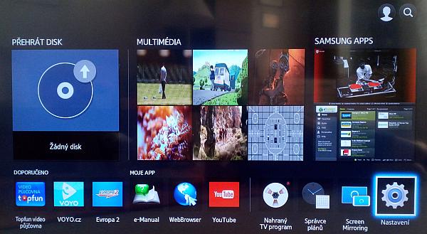 Jakmile se přepnete tlačítkem Home (Smart tu není) do chytré části přehrávače, objeví se vlevo nahoře nápis „Žádný disk“, ale i v tomto okamžiku se televizní vysílání přeruší, takže jste bez obrazu a zvuku. Nastavení přehrávače je vpravo dole, na spodu vidíte nejdůležitější widgety.