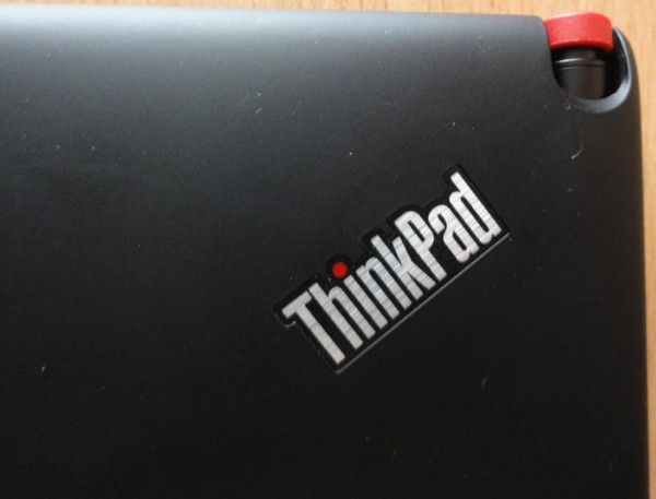 Lenovo ThinkPad K1 - detail na logo a dotykové pero