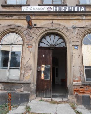 Pivovarská restaurace, Broumov -  Výskyt myšího trusu. Nezajištěný přístup k teplé vodě - nebyla možná hygienická očista nádobí nebo výčepního skla. Nezajištěn přístup teplé vody pro očistu rukou.
Výrazně zanedbaný úklid. Znečištěné kuchyňské náčiní. Nečistoty na stěnách a podlaze.