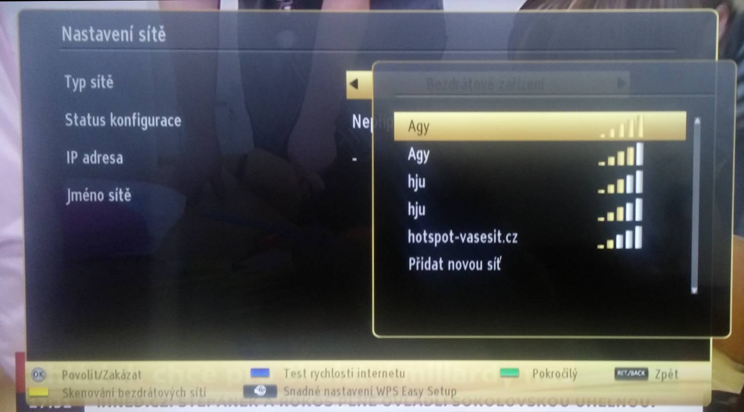 Jak vidíte, při instalaci USB Wi-Fi adaptéru televizor nerozliší na jaké frekvenci síť pracuje.