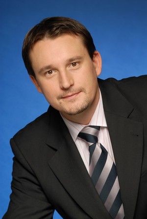 Vladek Šlezingr je absolventem oboru Management a ekonomie dopravy a spojů na ČVUT v Praze.