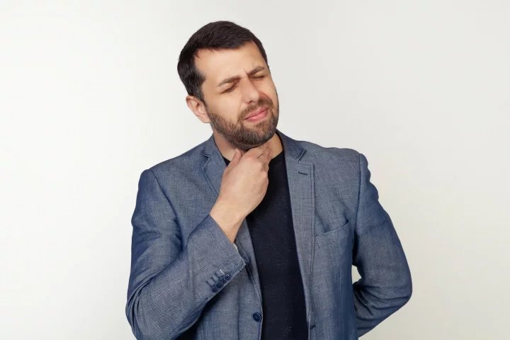 Bulka na krku bývá nejčastěji způsobena zduřením lymfatických uzlin, kdy imunitní systém bojuje s infekcí. Jednou z příčin může být i neškodný lipom.