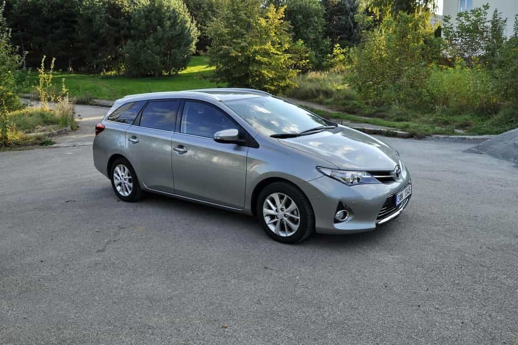 2013-05-toyota-auris-touring-sports-1-6-valvematic-1.jpg