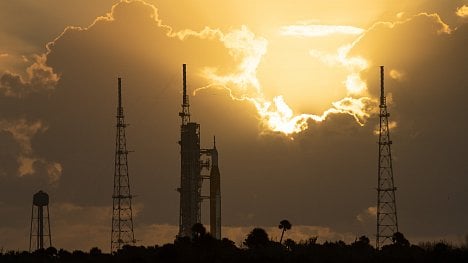 Náhledový obrázek - Měsíc, k němuž po několika odkladech konečně míří raketa SLS, se stane součástí první kosmické transakce