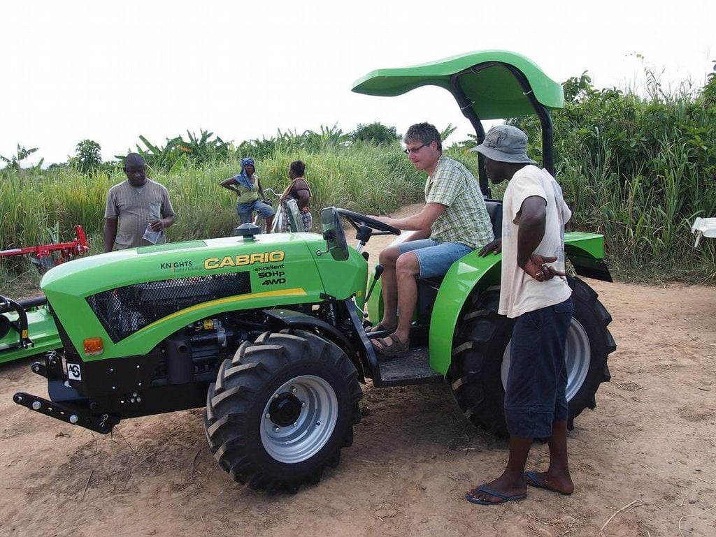 2014-03-c48deskc3bd-malotraktor-na-rc3bdc5beovc3a9m-poli-v-ghanc