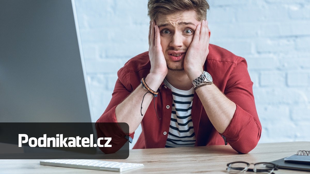 Upozorní vás na přeplatek, o který se přihlásíte, a hned poté vám vybílí konto