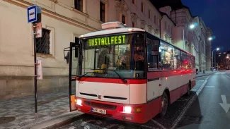 Tomáš Tichý odváží autobusem Karosa B951E účastníky konference InstallFest
