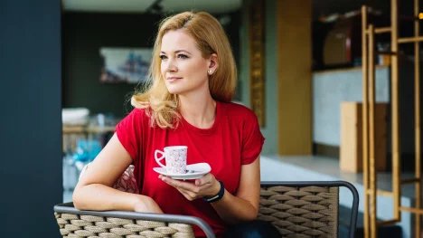 Ne všechno mohou dělat roboti. Lidský cit pro materiál je nenahraditelný, říká designérka porcelánu. Ze zániku řemesla strach nemá