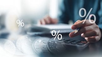 Počítání na kalkulačce se zobrazením peněz a procent