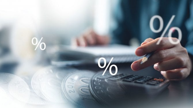 Počítání na kalkulačce se zobrazením peněz a procent