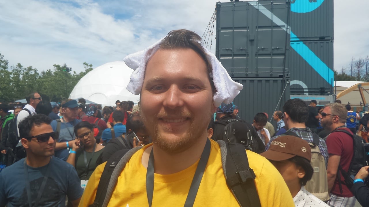 Ve frontách se rozdávaly ledové ručníky.