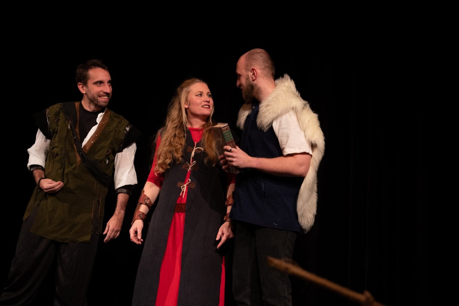 Improvizační skupina Poločas Nápadu s Marianou Zacharovou při představení v žánru fantasy