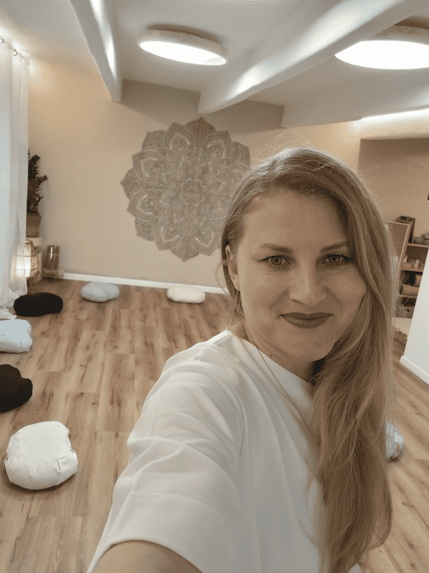 Mariana zacharová v místnosti, kde probíhají její kurzy