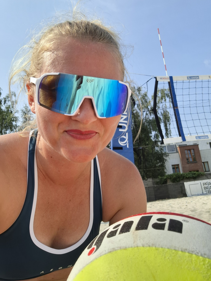 Mariana Zacharová při oblíbeném beachvolejbalu