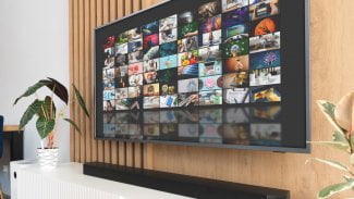 Streamování televizního obsahu v obývacím pokoji. Koncept multimediálního streamování videa