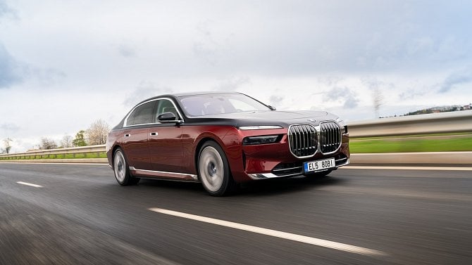 Test BMW 750e xDrive: Sem se mi dívejte!