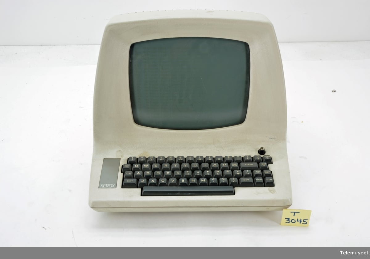 Textový terminál ADM-3A s obrazovkou a vestavěnou klávesnicí.