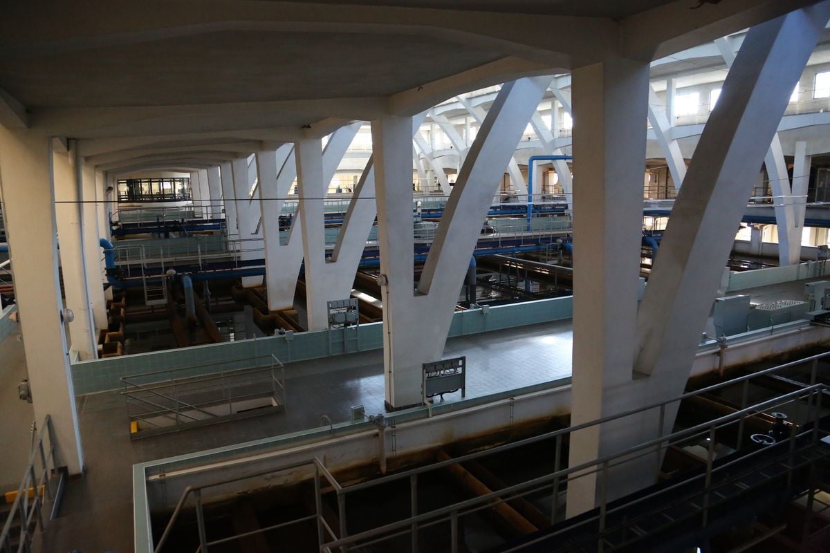 Voda z Vltavy před a po úpravě na pitnou: teď z kohoutků v Praze