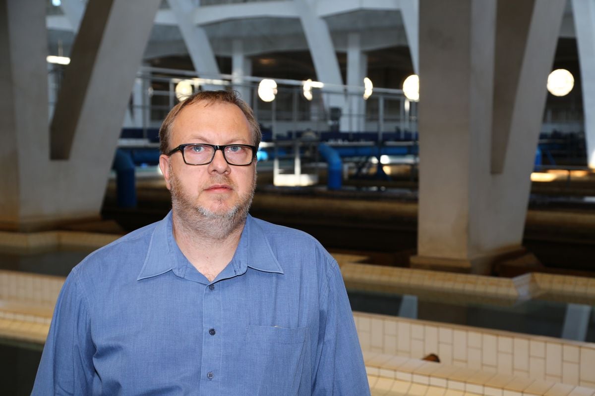 Voda z Vltavy před a po úpravě na pitnou: teď z kohoutků v Praze