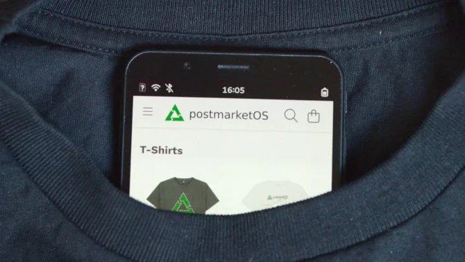 Mobilní telefon s postmarketOS trčí z trička