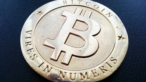 Náhledový obrázek - Drogy, zbraně a bitcoin. Muž si i za ukradení kryptoměny odsedí 9,5 roku