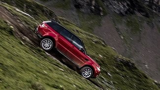 Náhledový obrázek - Range Rover Sport na švýcarské sjezdovce: Klesání 75 %, 155 km/h a Ben Collins za volantem