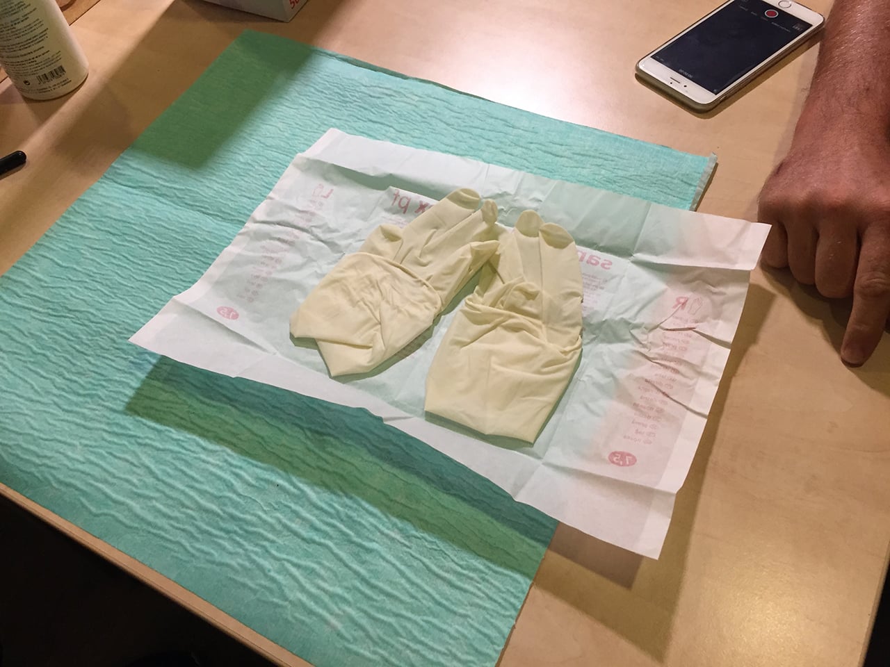 Dezinfikovaný balíček rukavic pro každý zákrok.