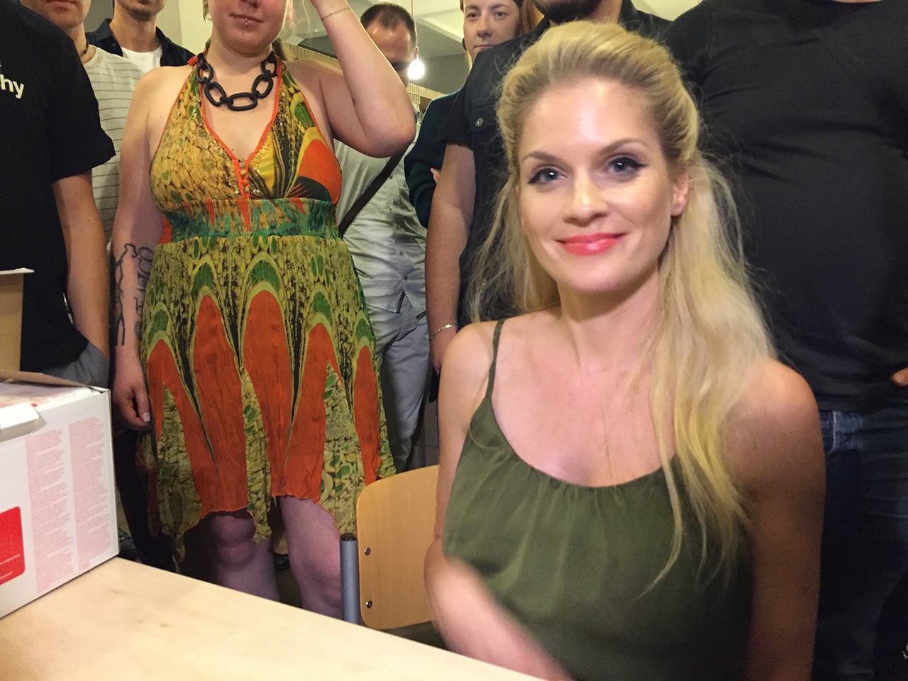 Pro čipy si přišla hodně různorodá skupina lidí.