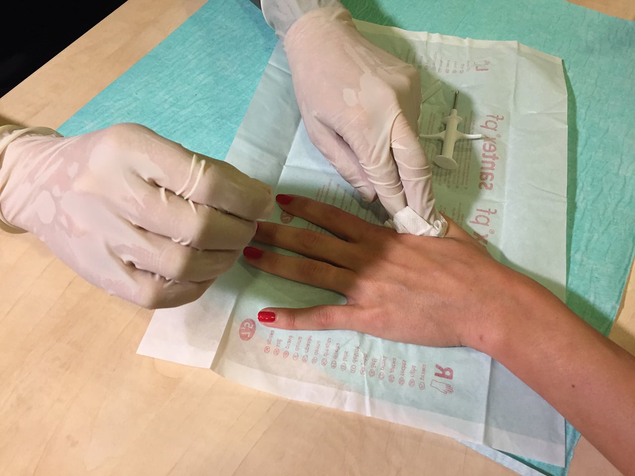 Druhá várka čipování lidí v Česku (16. září 2016, Praha)