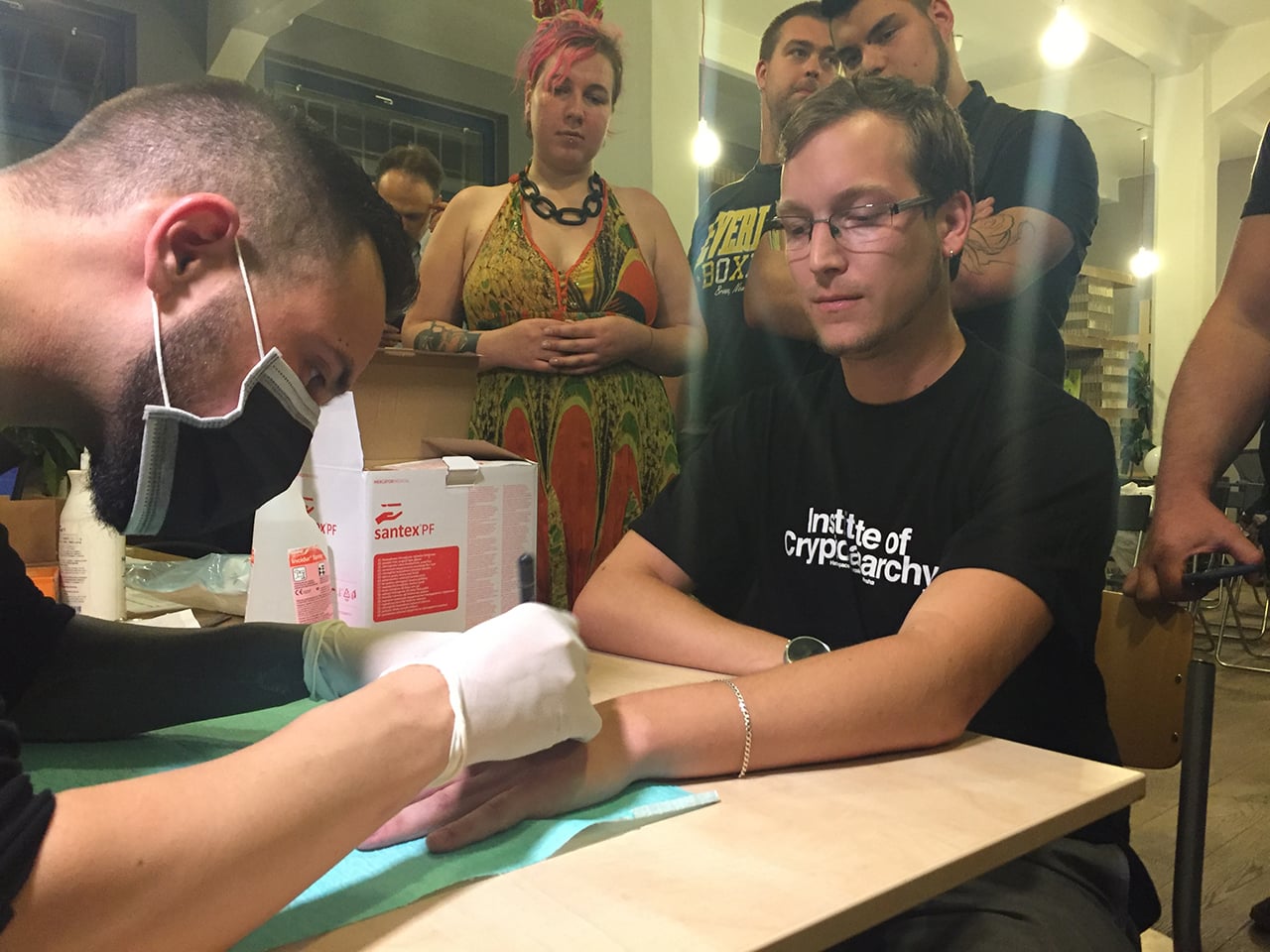 Druhá várka čipování lidí v Česku (16. září 2016, Praha)