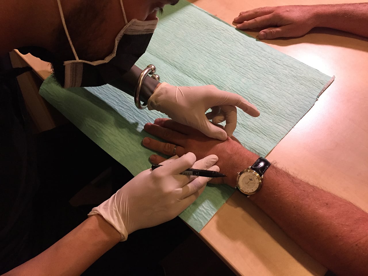 Nejdříve se ohmatává kost a hledá správné místo umístění.