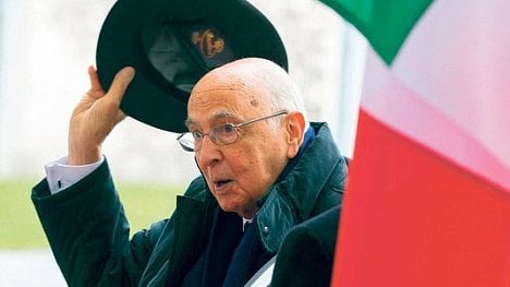 Náhledový obrázek - Giorgiu Napolitanovi zakázali abdikovat. „Král Jiří“ je poslední jistotou Itálie