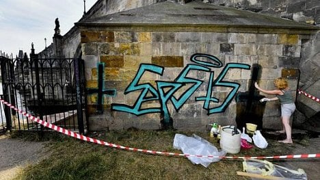 Náhledový obrázek - Odstranit graffiti z Karlova mostu trvalo dvě hodiny, řekl muž, který se k činu přihlásil