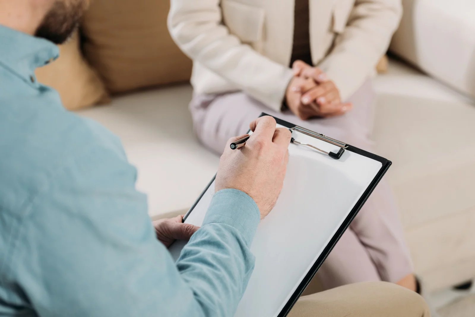 Ke stanovení správné diagnózy slouží též všemožné psychiatrické dotazníky a testy. Ty mají za úkol rovněž ukázat, zda nemocný netrpí nějakou z jiných podobných duševních poruch, jako je kupříkladu paranoia.