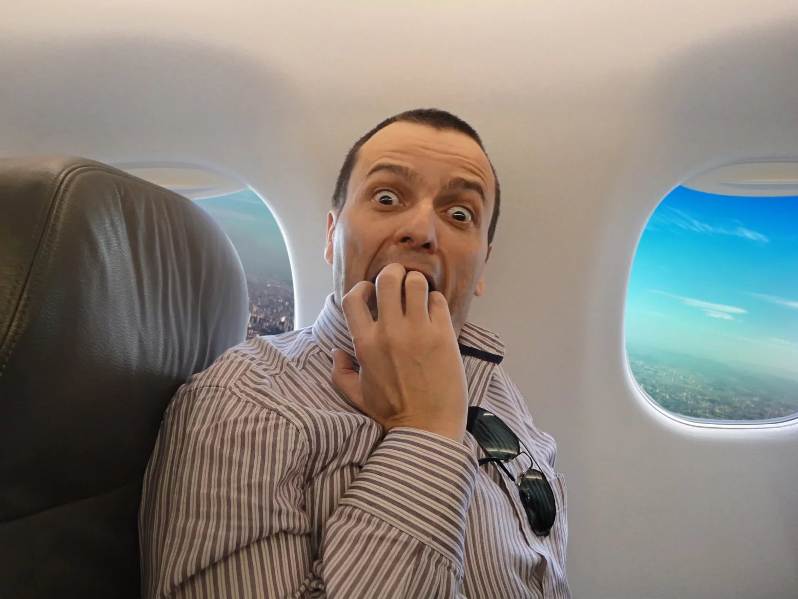 Nejběžnějším problémem jsou pro klaustrofobiky stísněné místnosti bez oken. Problémy jim může dělat i cestování v prostředcích veřejné dopravy nebo návštěva kina, vinného sklípku a jeskyní. Také výtahy a tunely představují pro lidi s klaustrofobií problém.