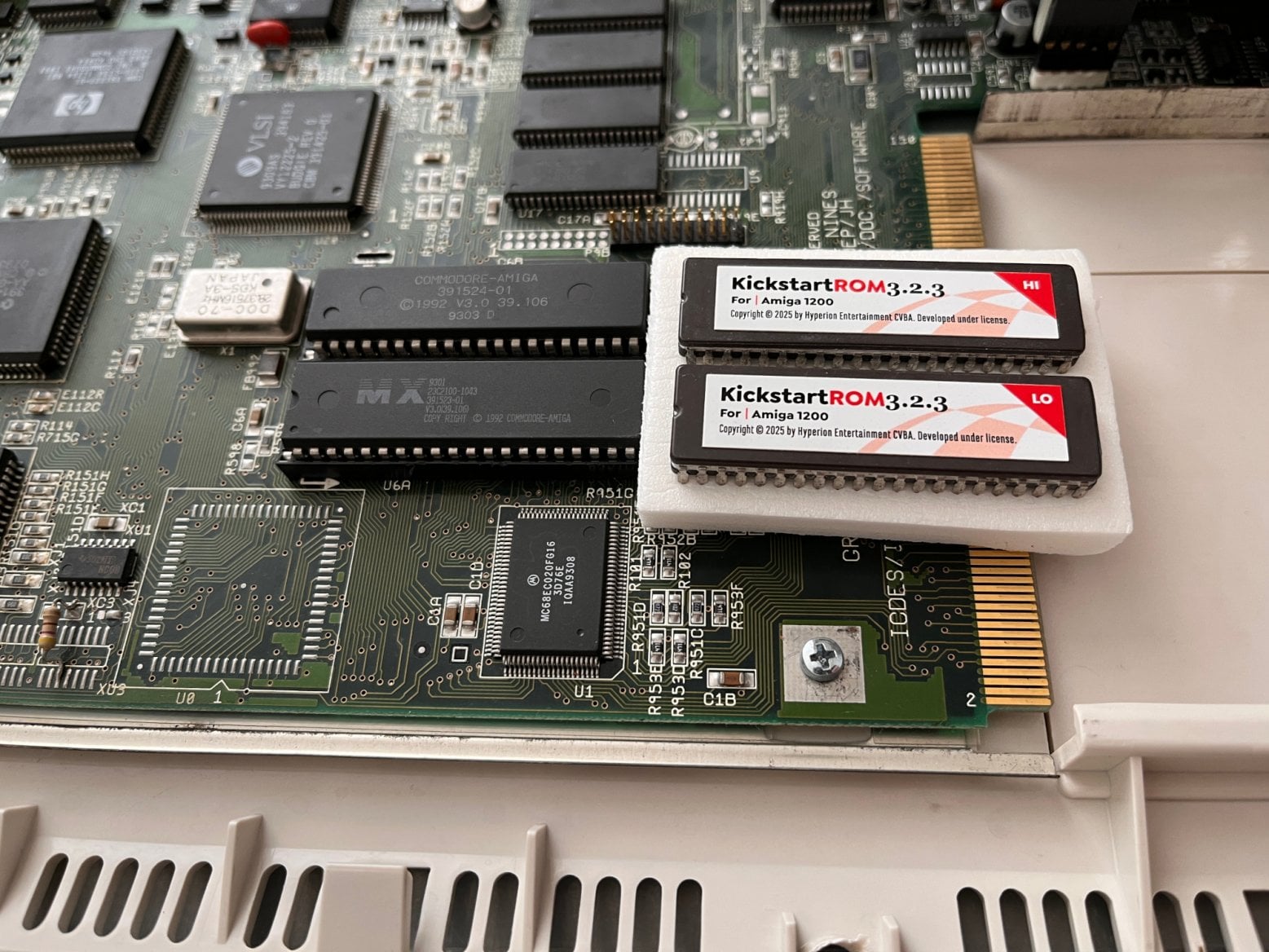 Originální ROM a vedle nové připravené k výměně.