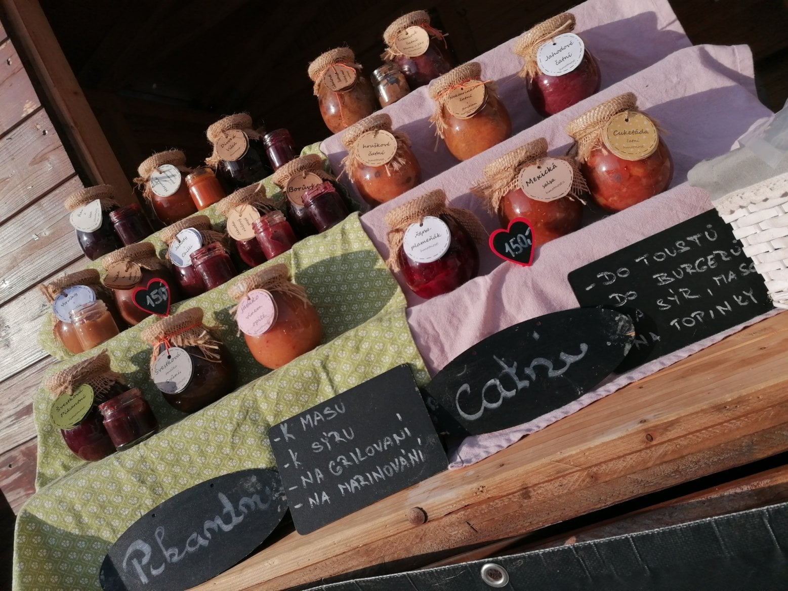 Zboží z Farmy pod kaštany na stánku
