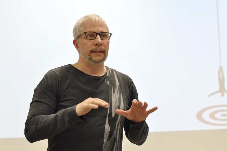 Karel Novotný přednáší