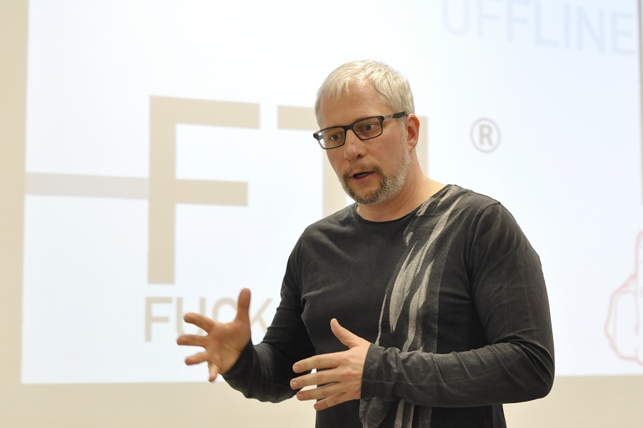 Karel Novotný přednáší