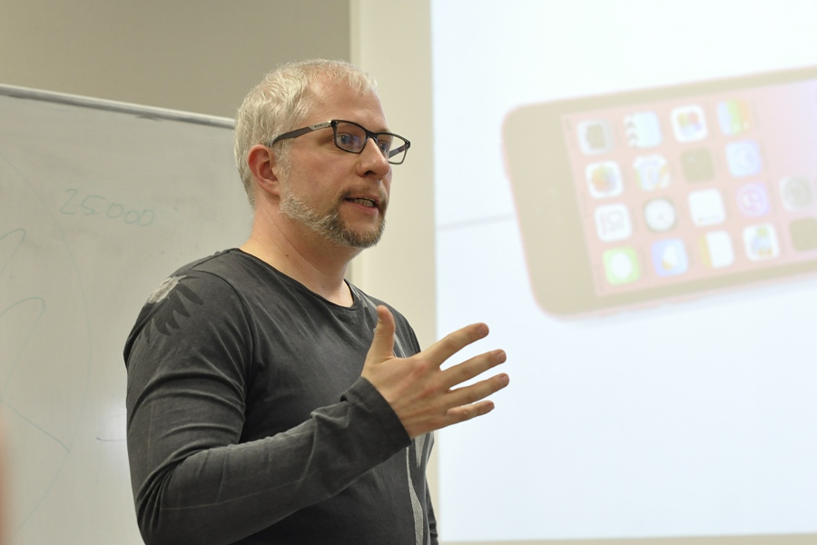 Karel Novotný přednáší