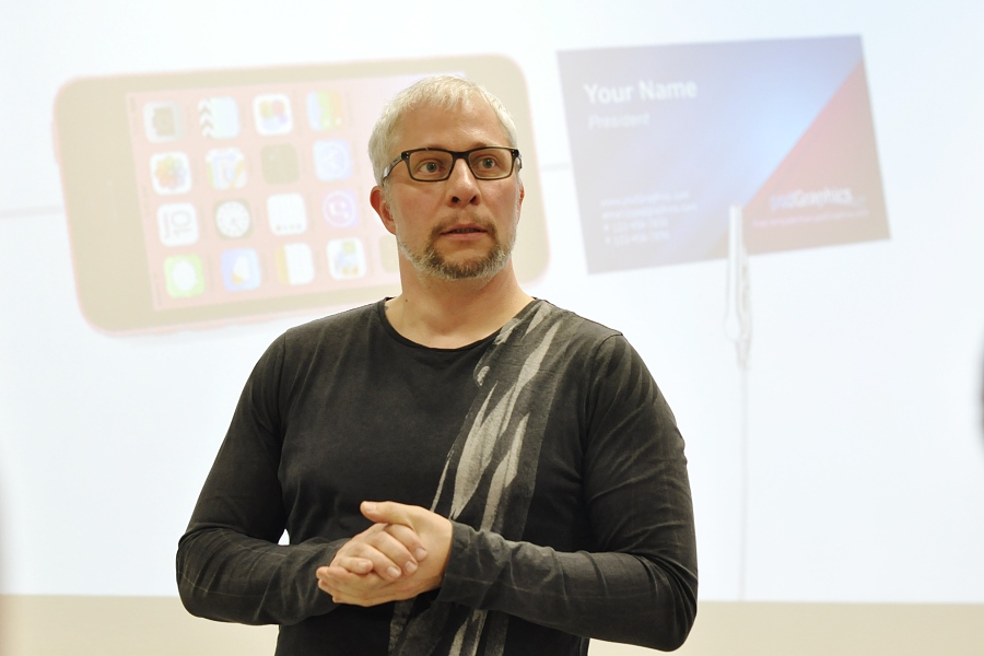 Karel Novotný přednáší