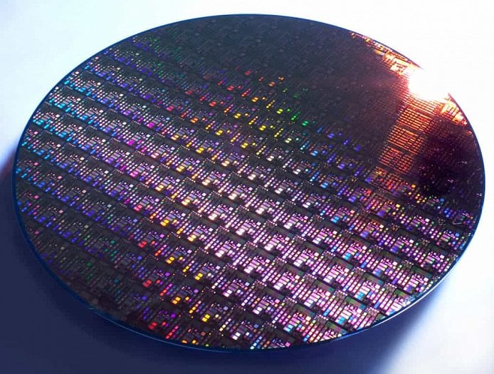 Křemíkový wafer s testovacími čipy (ilustrační foto: GlobalFoundries)