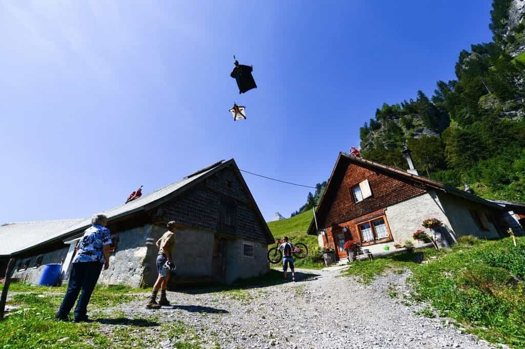 2010-04-wingsuit-flying.jpg